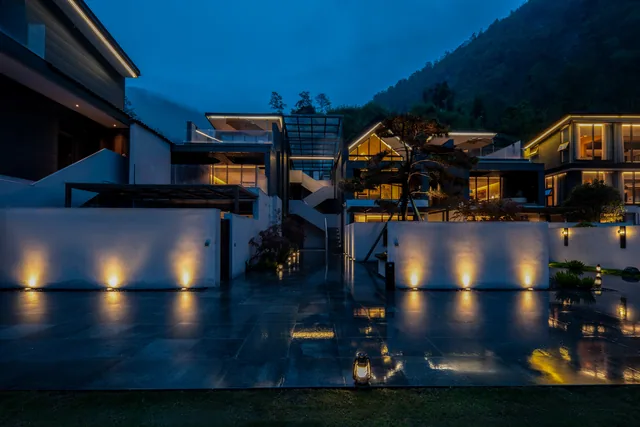 蓝调建筑与水面